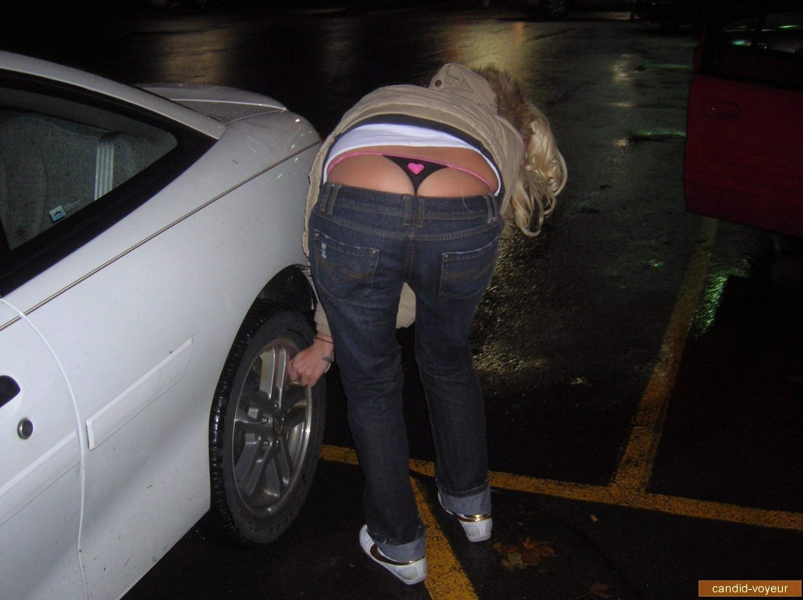 Жена со спущенными штанами у машины фото
