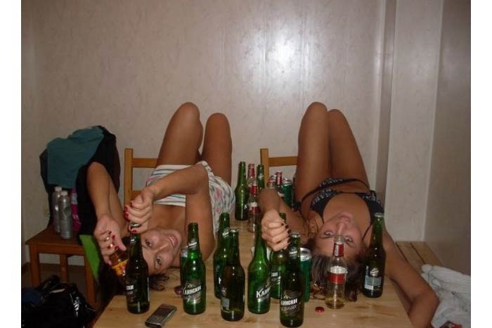 Пьяные бабы на вечеринке трахаются с разными мужиками - порно фото